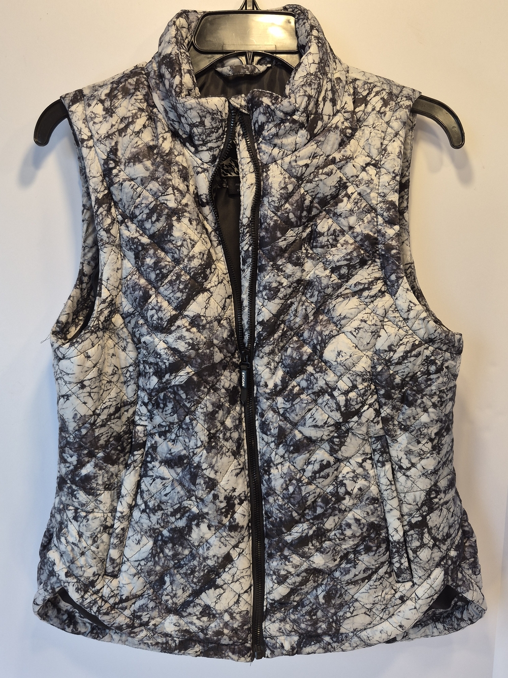 Kyodan Marble-Print Puffer Vest in Black and White